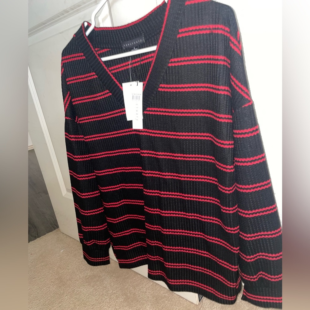 Women v-cut lightweight long-sleeved top
